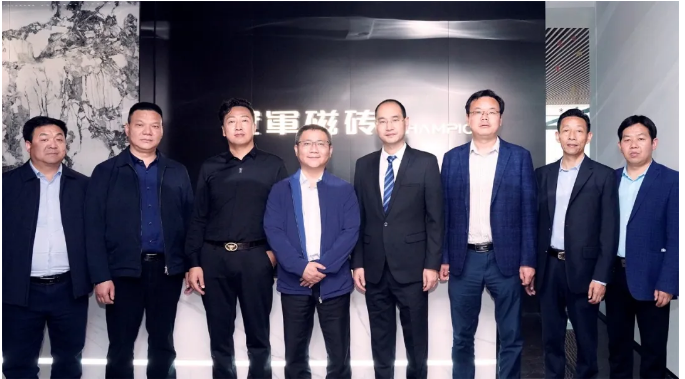  陕西省丹凤县委常委、副县长张海毅一行莅临冠军磁砖华南营销中心