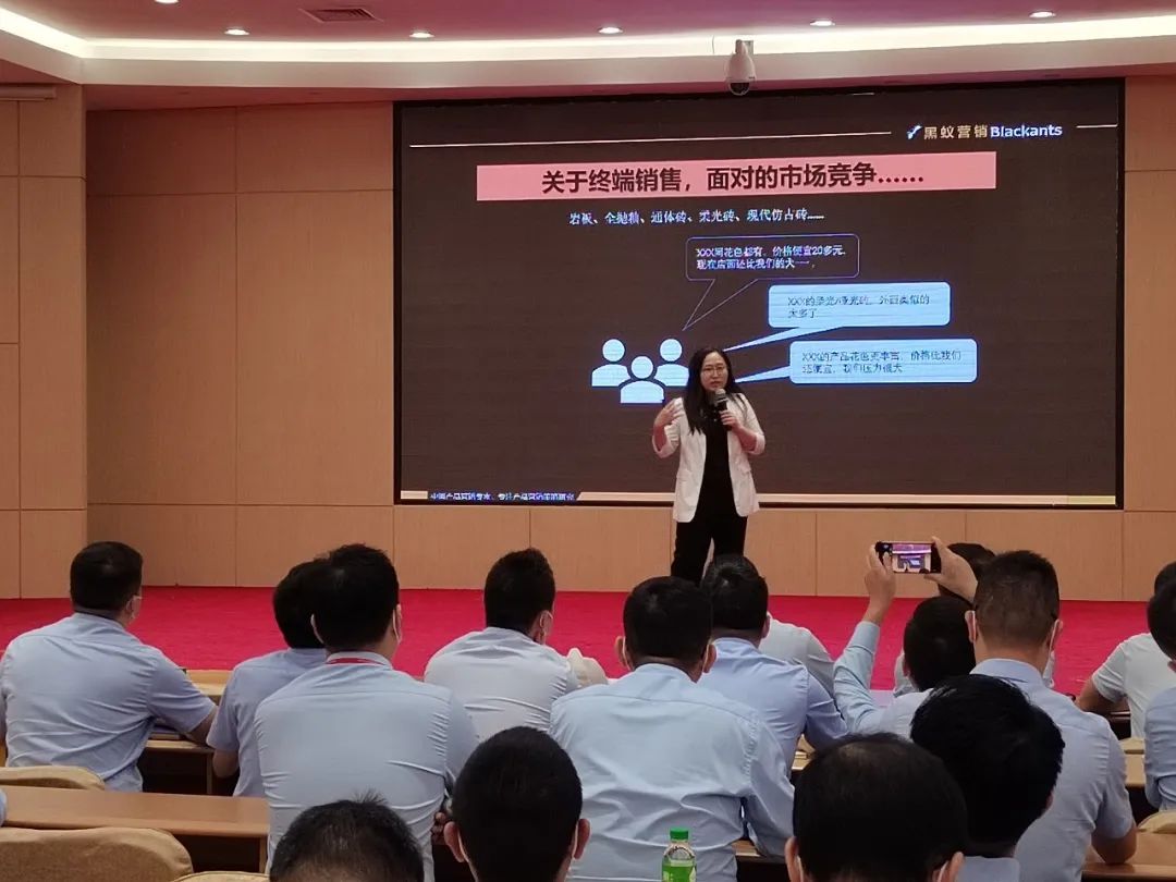 1670205846631503.jpg 图:特训营现场 黑蚁营销 罗航燕.jpg